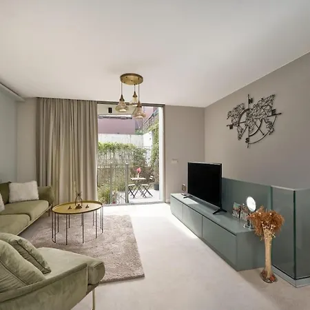 Hotel Bright Modern Duplex 1bd W Terrace & Garden! #72 Istambul